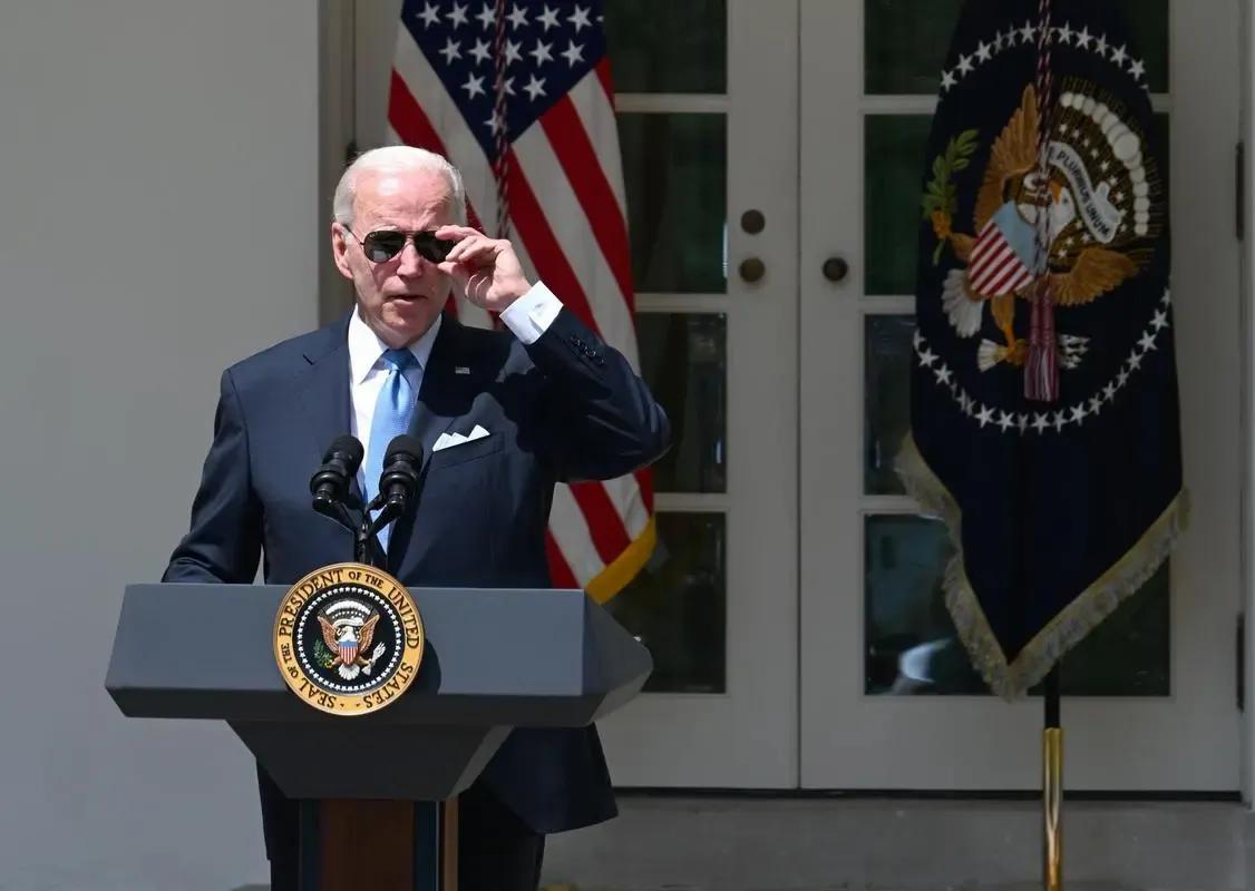 八成民众不满美国现状,华盛顿数万人游行谴责拜登