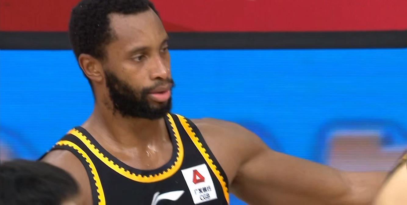 辽宁半场13记三分,赵继伟投进三分杨鸣表现