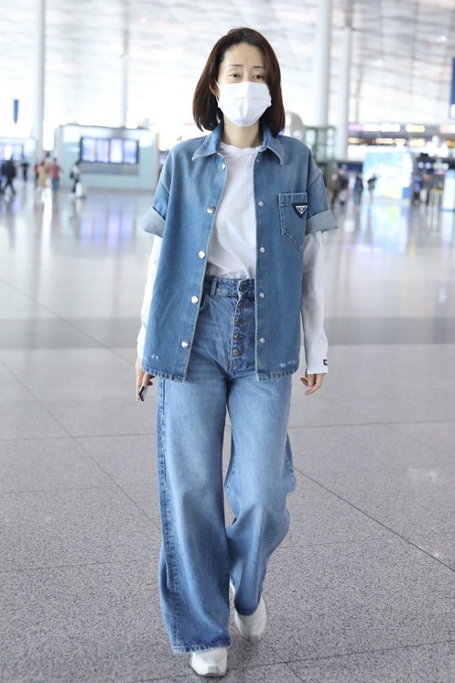 刘敏涛垫肩西装配缎面吊带,刘敏涛穿衣很有高级范