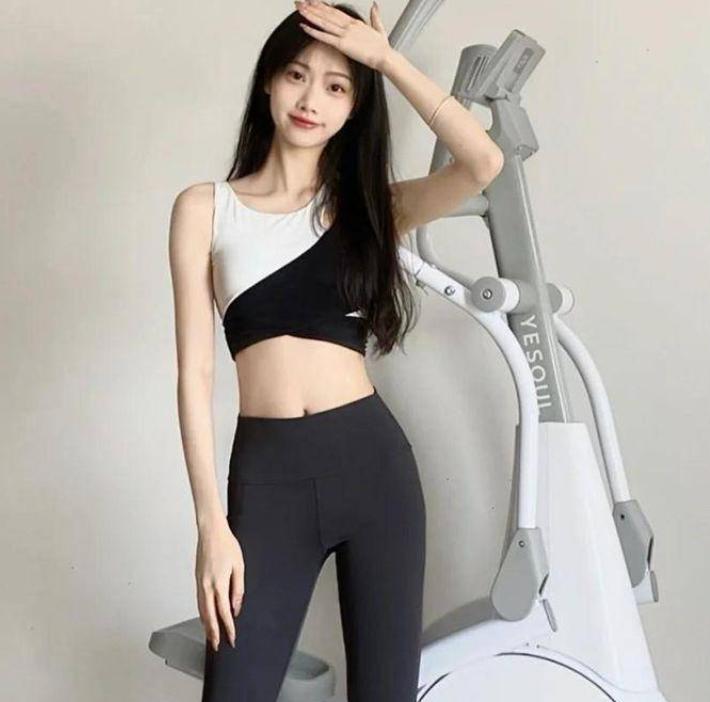 火爆时尚！明星茱莉亚身穿“瑜伽服”成时髦新宠，美感飙升又显瘦