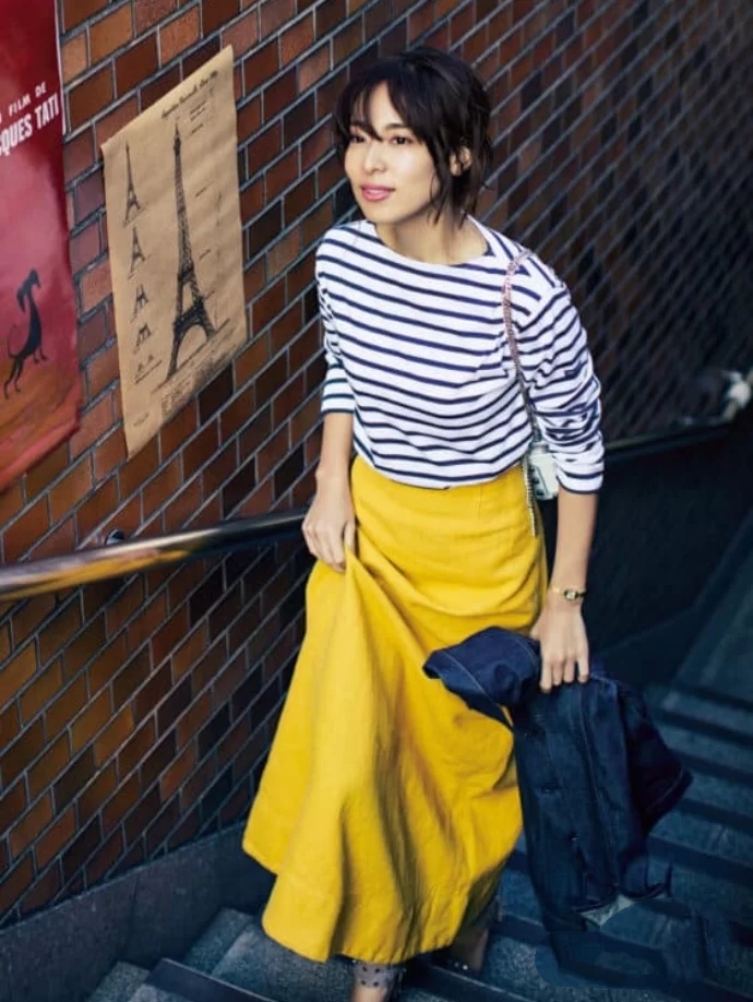 别穿土气的打底衫今年流行9款,最新流行条纹打底衫