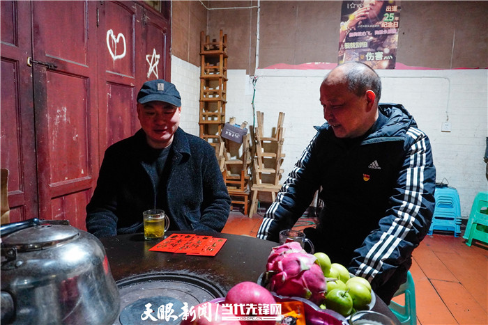 都匀市剑水村村民杨如江：初一接红包，新年迎来好兆头