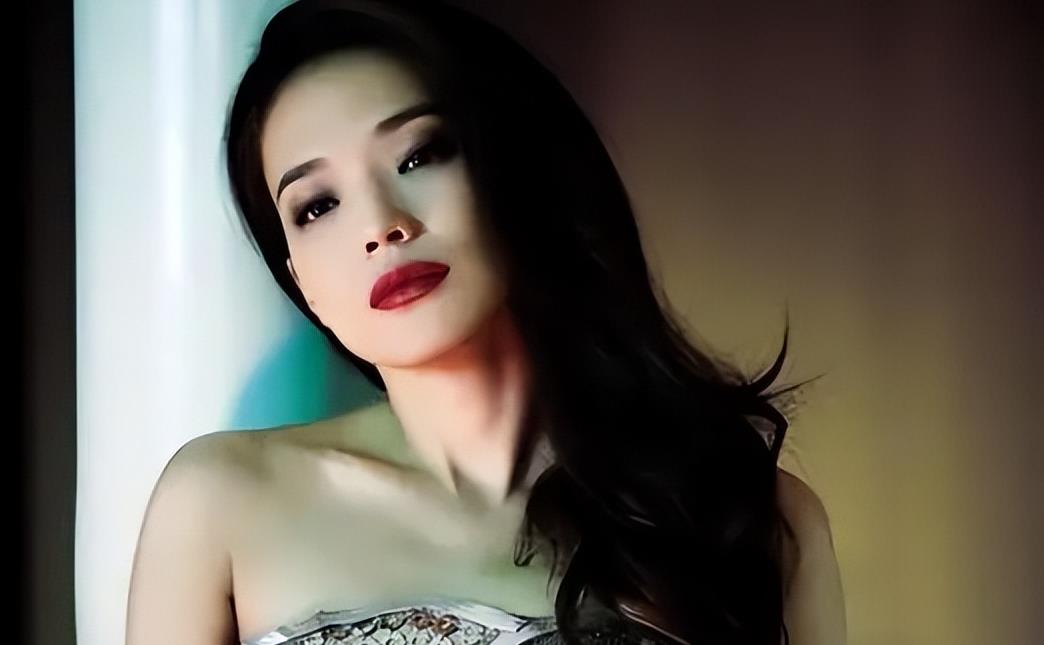 10岁她赤身露体，20岁又声称自己还是处女，“美国舒淇”裸照丑闻