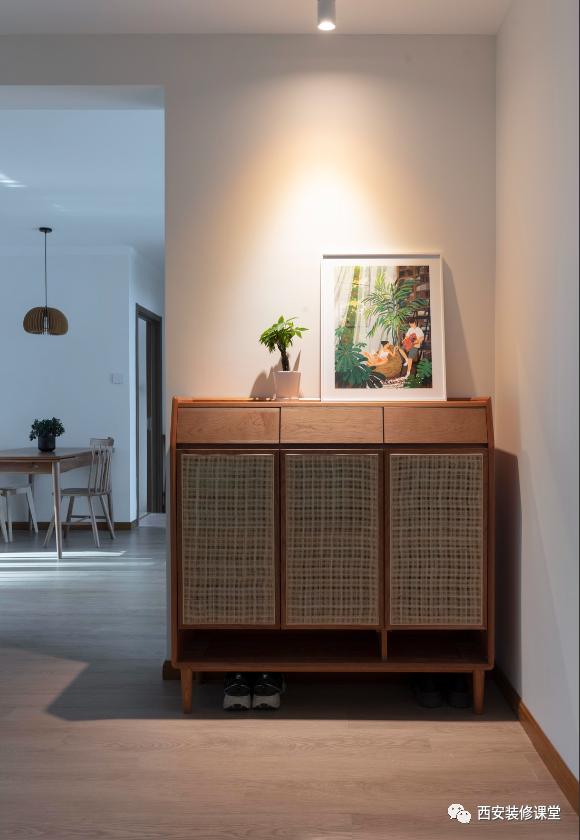 三室二厅简约大白墙原木,135平米大白墙原木风