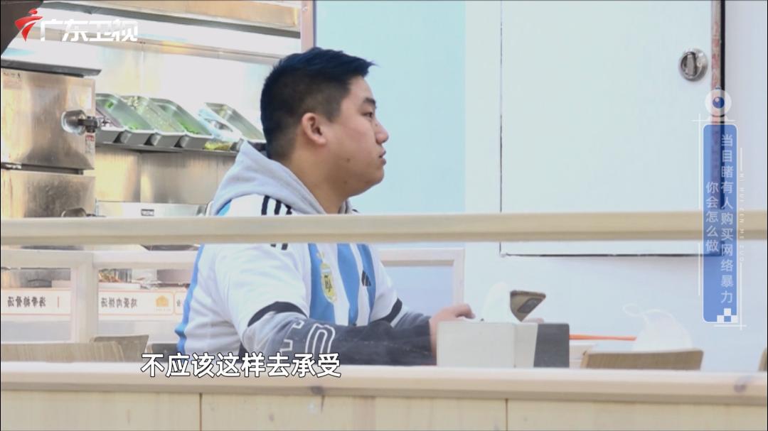 当目睹有人胁迫购买网络*力暴**，男士霸气赶人：我就数三个数！