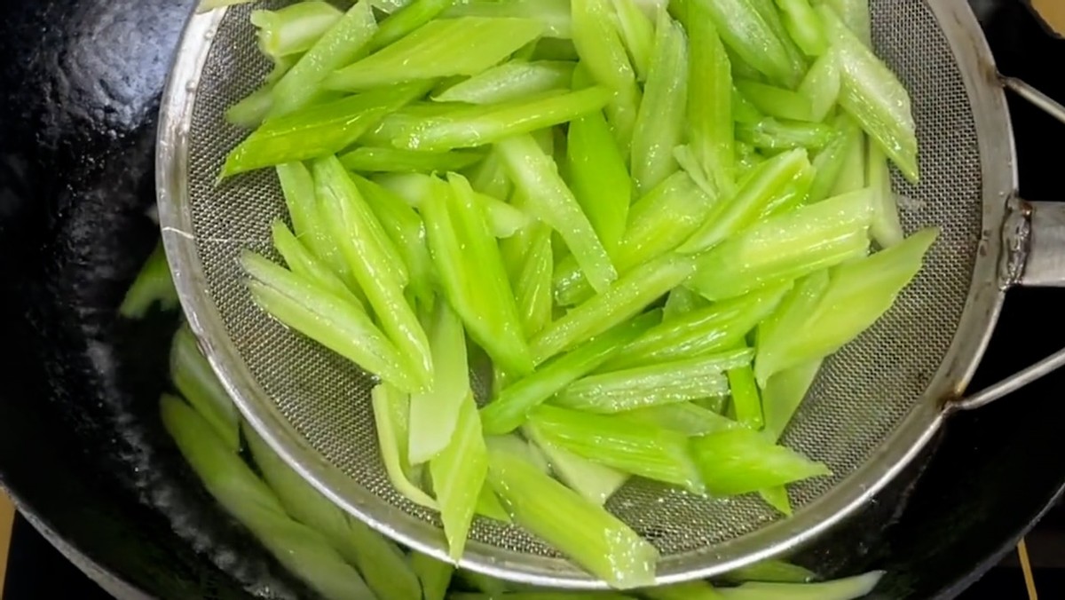 9种食物专治口臭,口气重口臭便秘怎么调理