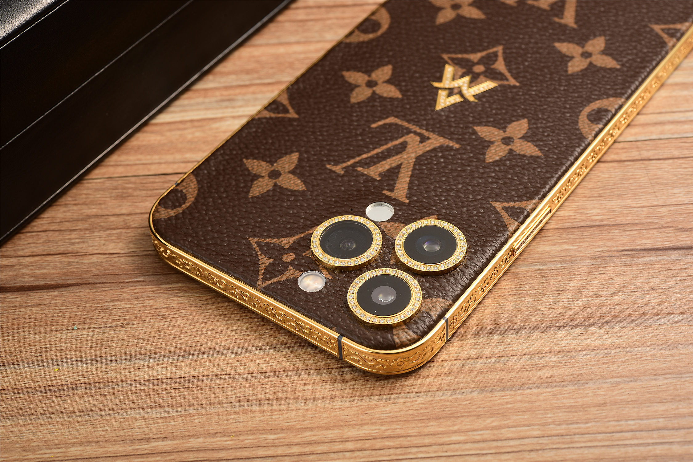 年轻人的第一款LV，不一定非要包包，也可以是LV定制iPhone