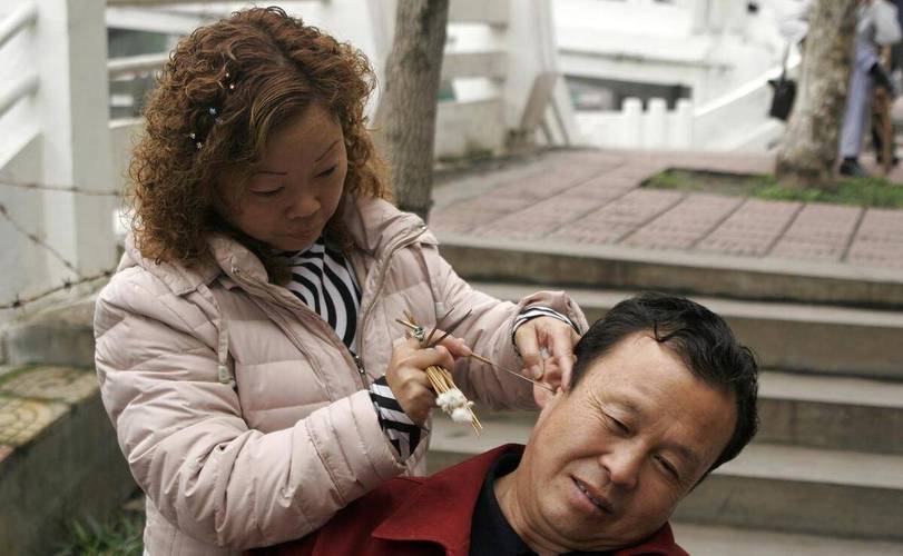 为什么耳朵会有异样的感觉,为什么你的耳朵有好多小疙瘩