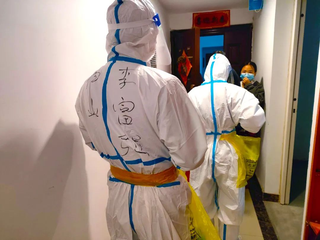 凌晨四点坚守抗疫一线,凌晨四点下班的医护人员