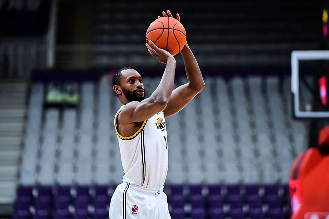 辽宁男篮获7连胜杨鸣,杨鸣换上辽宁男篮18年夺冠阵容