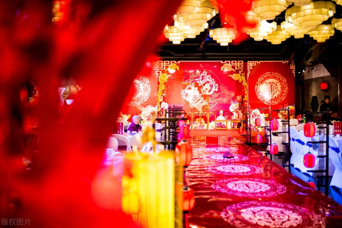 婚姻：弟弟开黄腔，订婚被掀桌子；典礼新郎要挨打，习俗要不要？