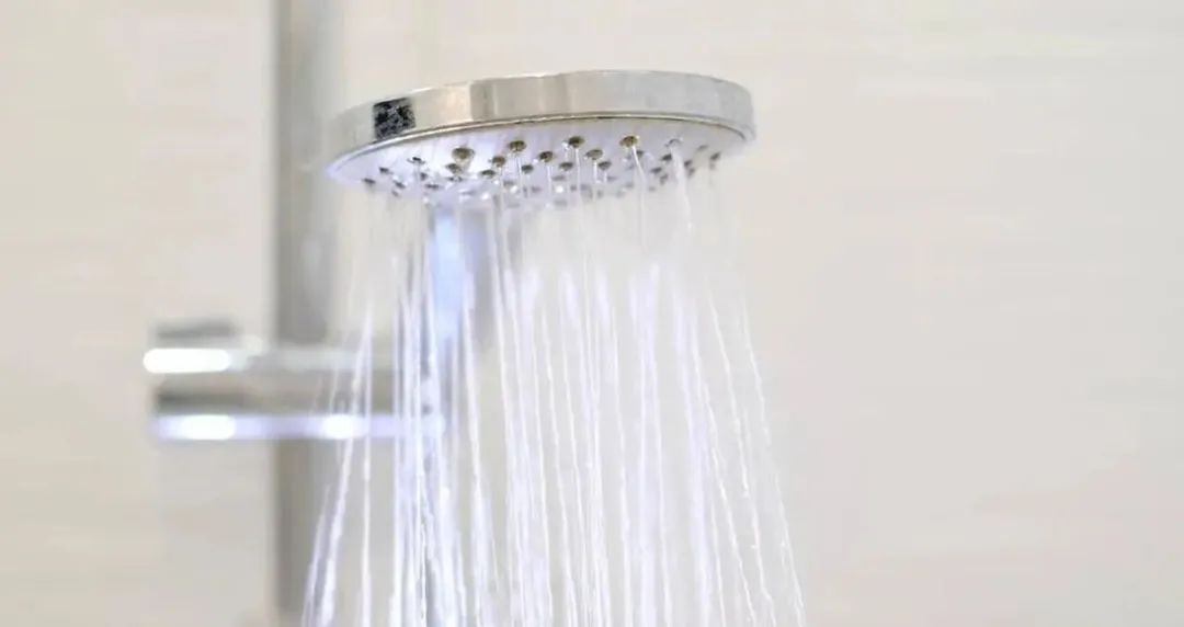 花洒堵住了怎么弄,花洒管子堵住了怎么办