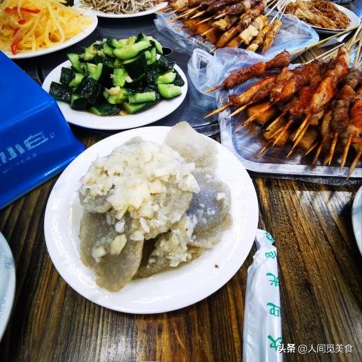 上过北京必吃榜的烧烤店，下午5点才开门，炸灌肠疙瘩汤更受欢迎