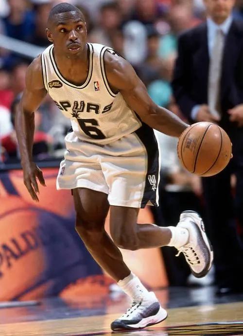 致敬传奇——盘点NBA各队退役球衣（马刺队上）