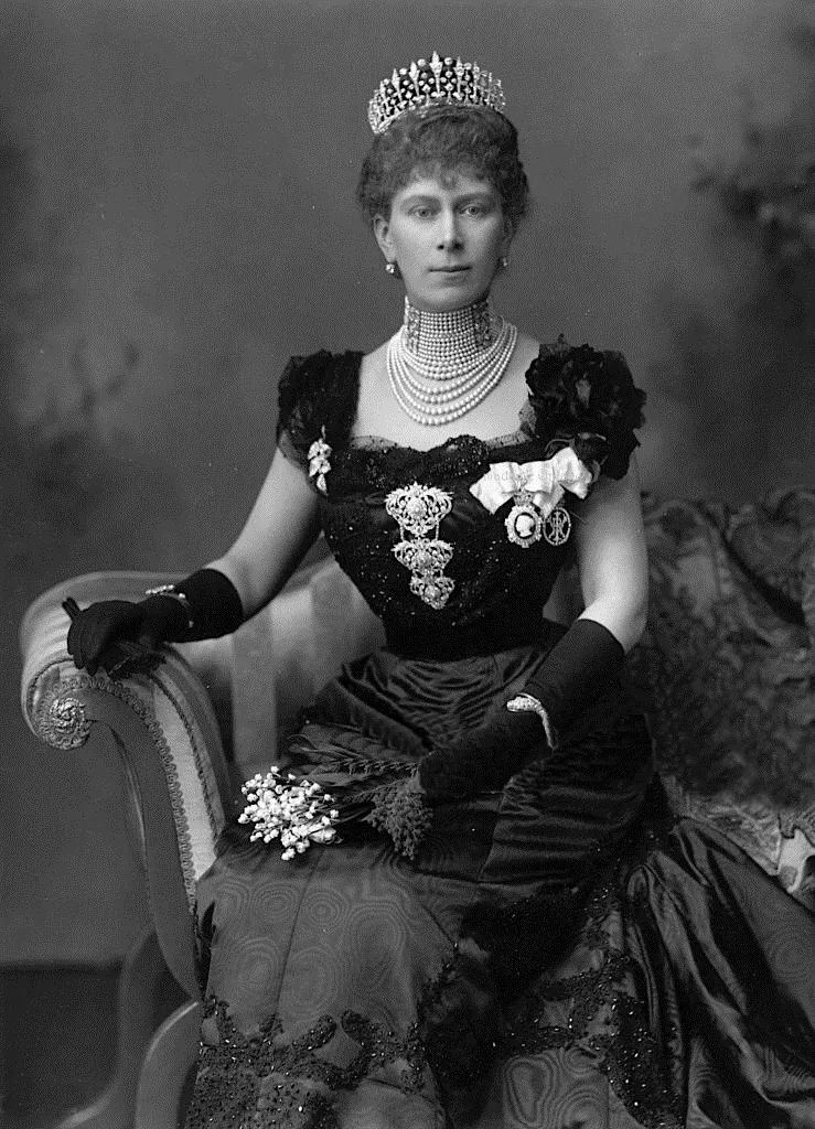 贵族帽女士,贵族皇冠怎样戴