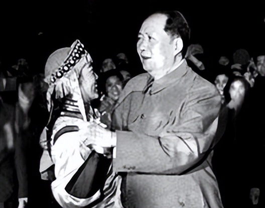 61年毛主席前往庐山，偶遇一名女舞蹈演员，不禁惊叹：好像我女儿