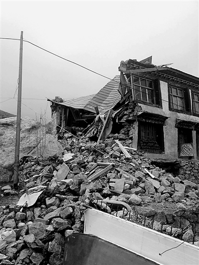 尼泊尔8级地震真实影像，泳池顷刻变汪洋大海，场面堪比灾难片