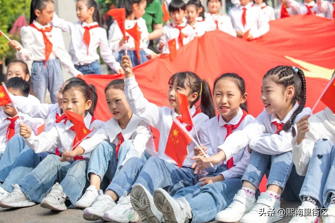 小学迎国庆快闪歌唱祖国,快闪庆祝祖国生日小学生