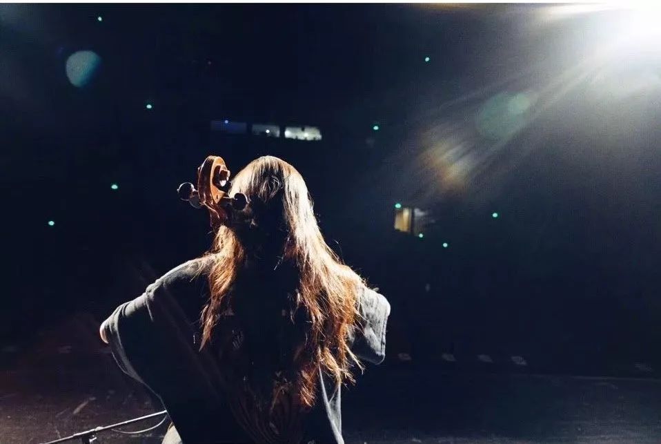 欧阳娜娜的潮牌浴袍,欧阳娜娜品牌的浴袍