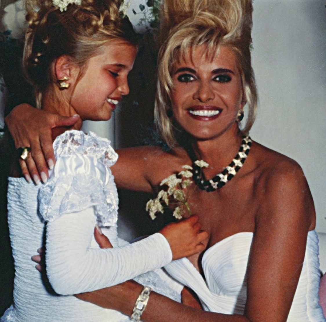 母女情深：特朗普原配伊凡娜73岁离世，女儿伊万卡晒旧照怀念母亲