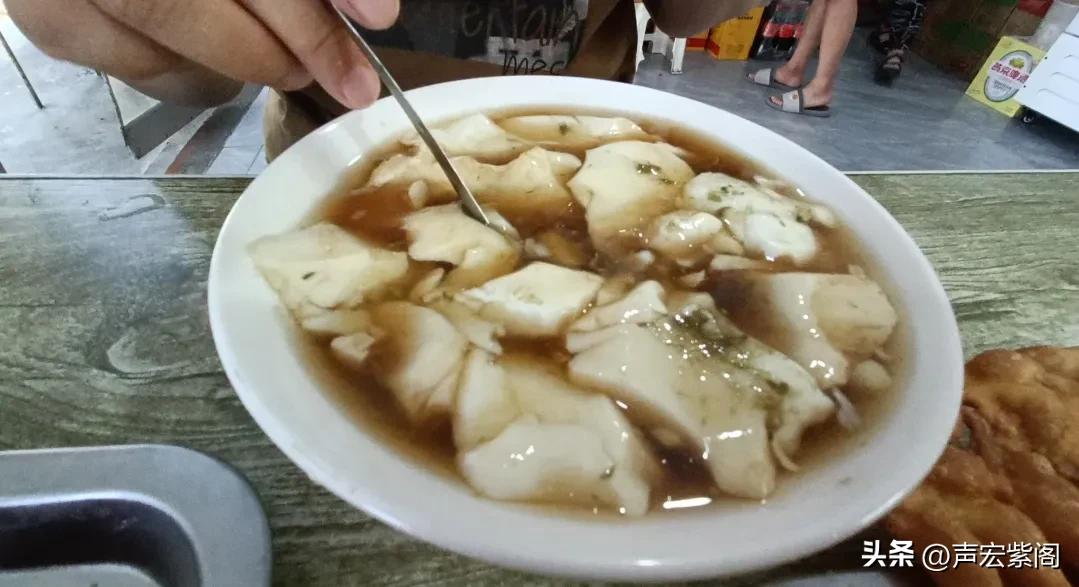 河北赵县官庄村口发现50年前的小吃炸炉篦，老板一般不炸嫌麻烦