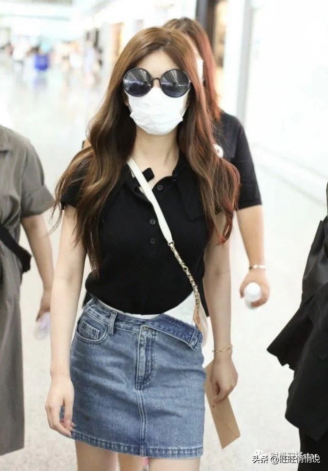 赵露思穿牛仔裤街拍视频,裙子配牛仔裤赵露思