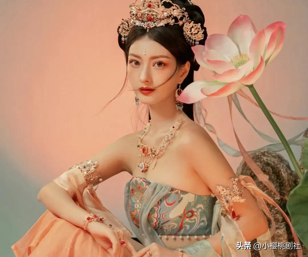 我们全族都为了保护女主而死。但恋爱脑女主却嫁给了我族仇人之子