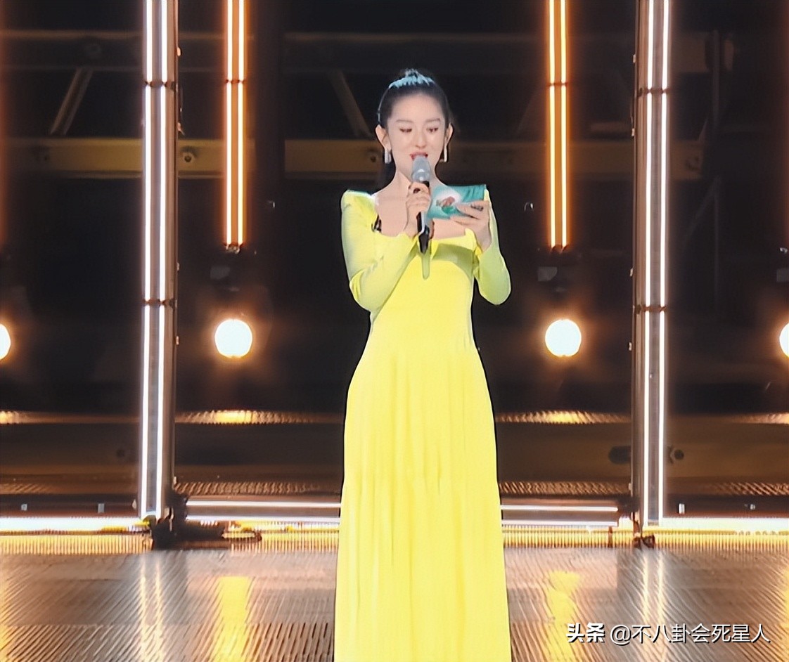 ​黑丝、高开叉、辣妹短裙，《浪姐3》舞台首秀，30个女明星杀疯了