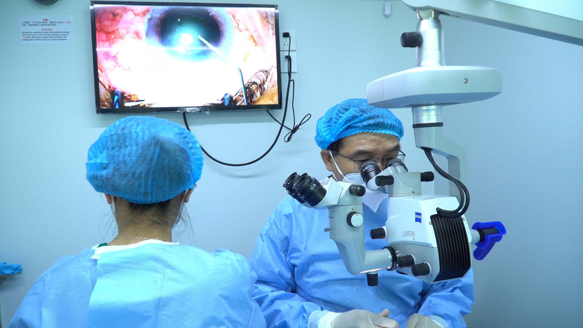 丝路盛放洋紫荆|港NGO联手内地医疗队出海扫“盲”50年柬埔寨白内障患者复明：我能看到了！