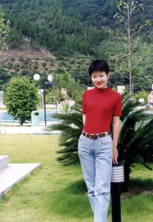 女性闪闪发光的腰带,女性腰带系法