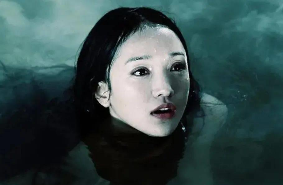 49岁影后周迅拍戏溺水，险些被淹死令人后怕，他及时出手相救！