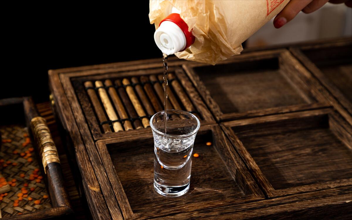 中秋适合送礼的酱香白酒推荐,过年送礼必备这款白酒你值得拥有