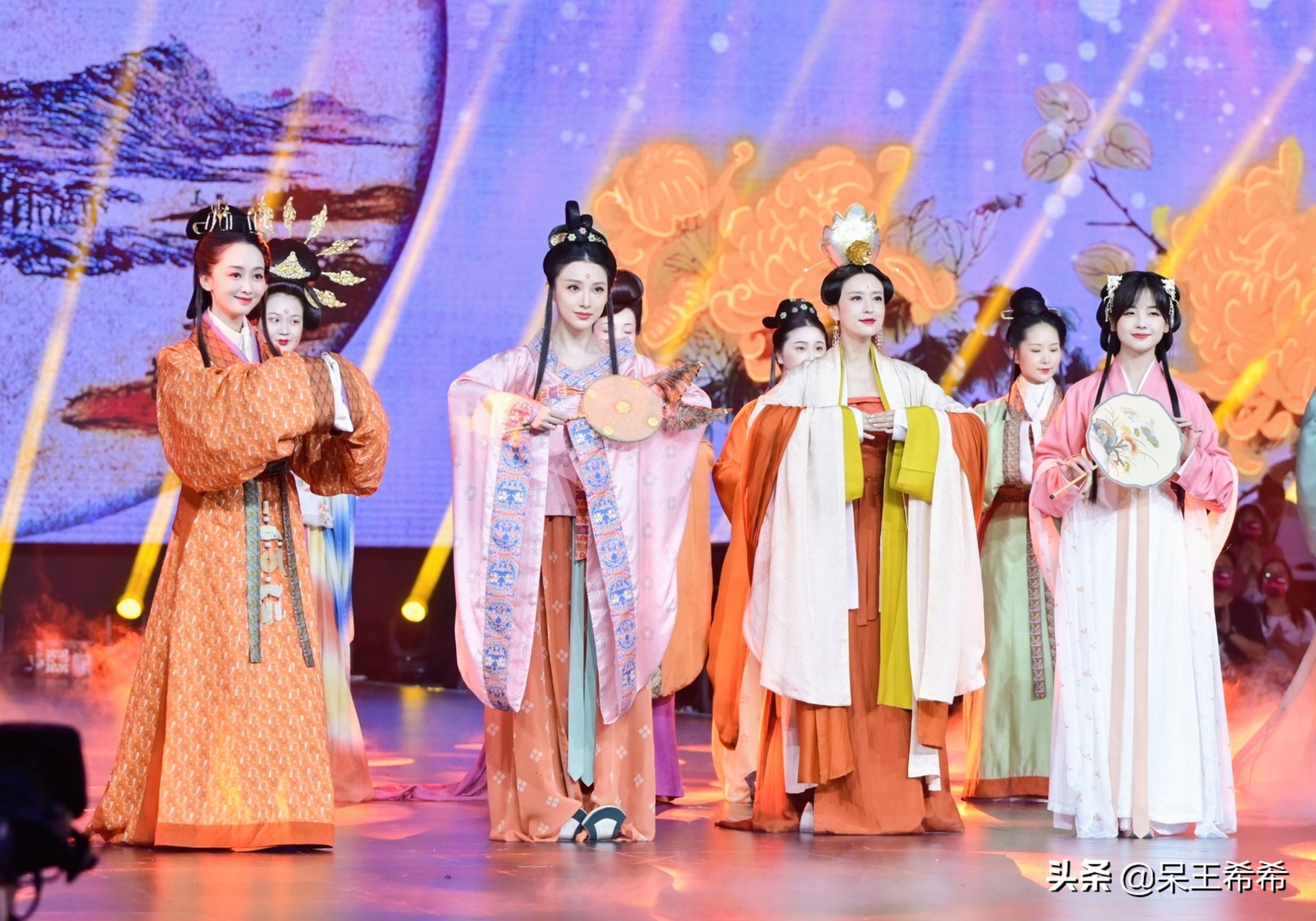 央视新面孔郭若天被重用，首次主持《正点财经》，事业发展被看好