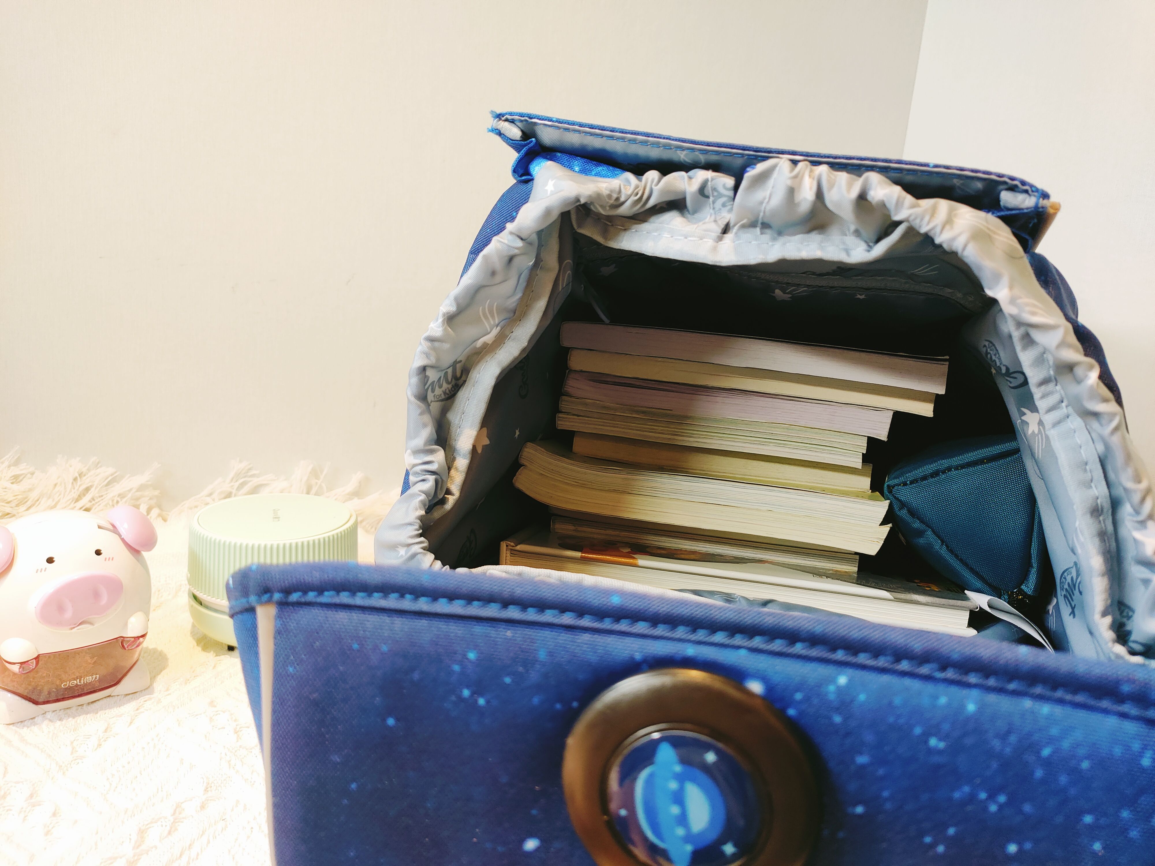 既轻便又实用的小学生书包,学生单肩书包推荐简单