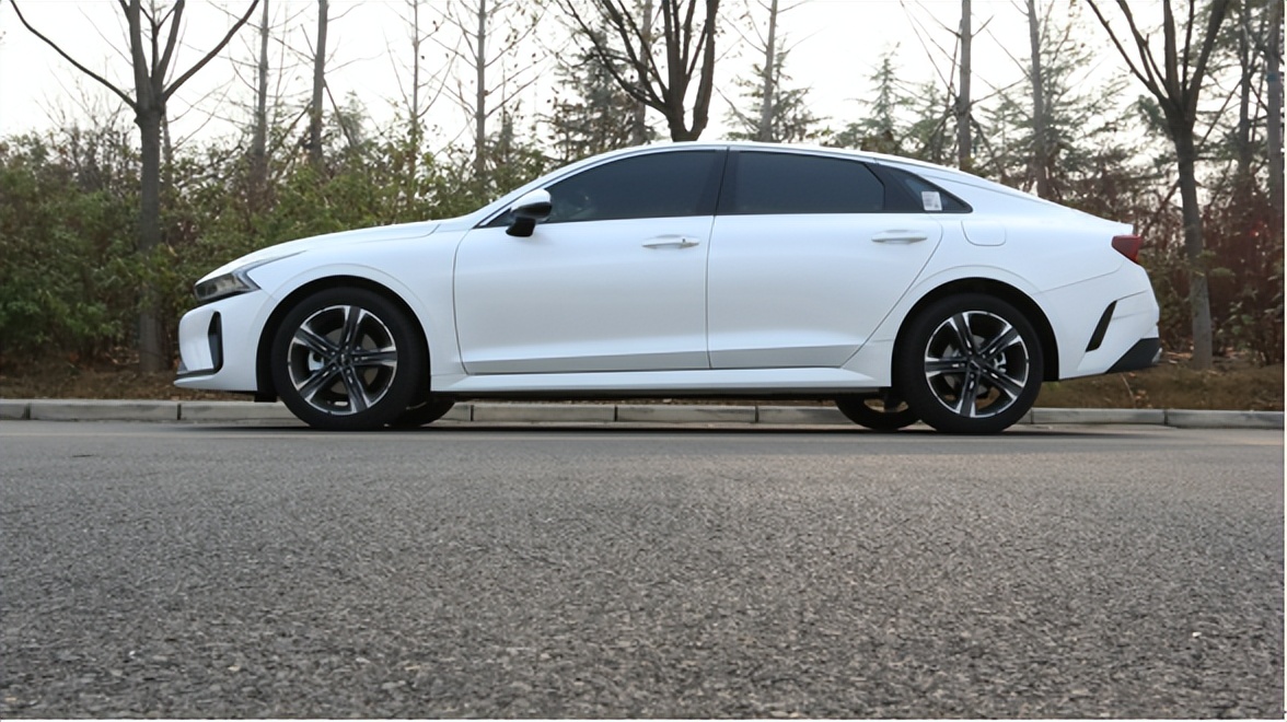 起亚k5对比国产车怎么选,闭眼买不出错的车