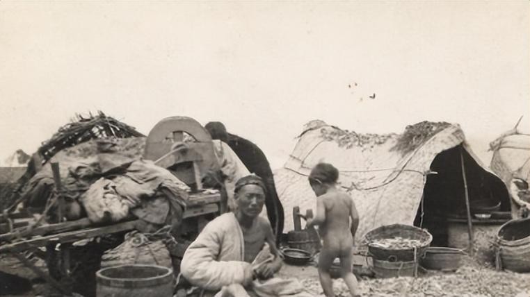 女子为活命，脱下衣服让日本人拍摄，被*辱侮**致死,2