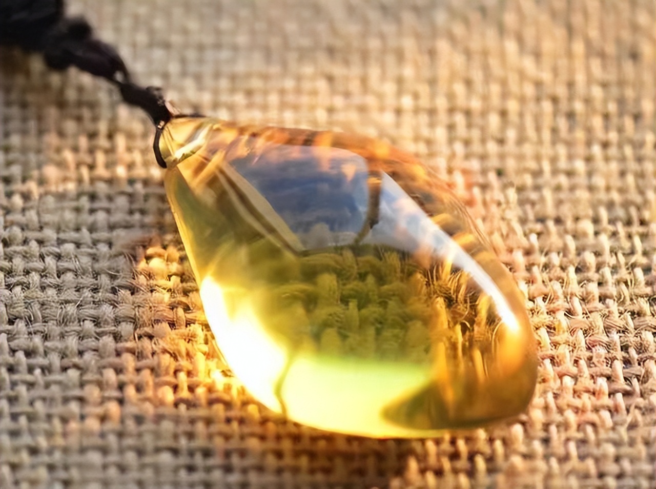 蜜蜡琥珀和蜜蜡有什么区别,千年蜜蜡万年红