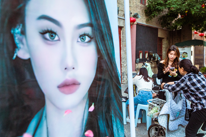 豫北老街体验市民夜生活，青年人摆地摊烟火气息浓，千年古城火了