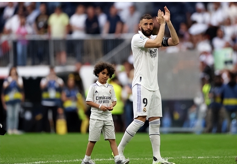 本泽马时代结束...皇马的王位传给了维尼修斯