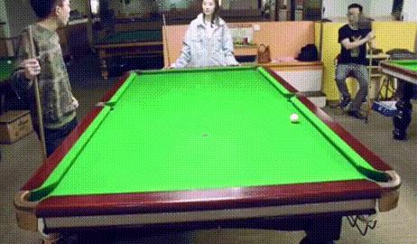 女生在公共场合故意让你难堪,现在的女生一点自知之明都没有