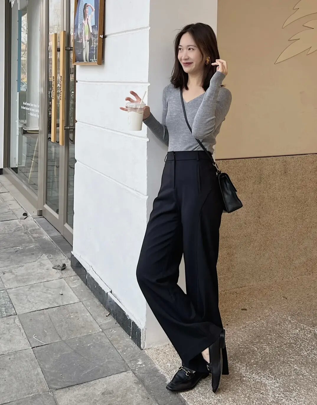 别再穿一身黑试试这几个配色,黑色上衣和灰色裤子穿搭的高级感