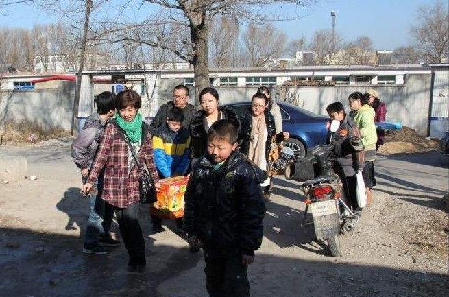 2005年,吉林山村尴尬事,村民深夜睡觉总尿床,老人:真丢人怎么见人