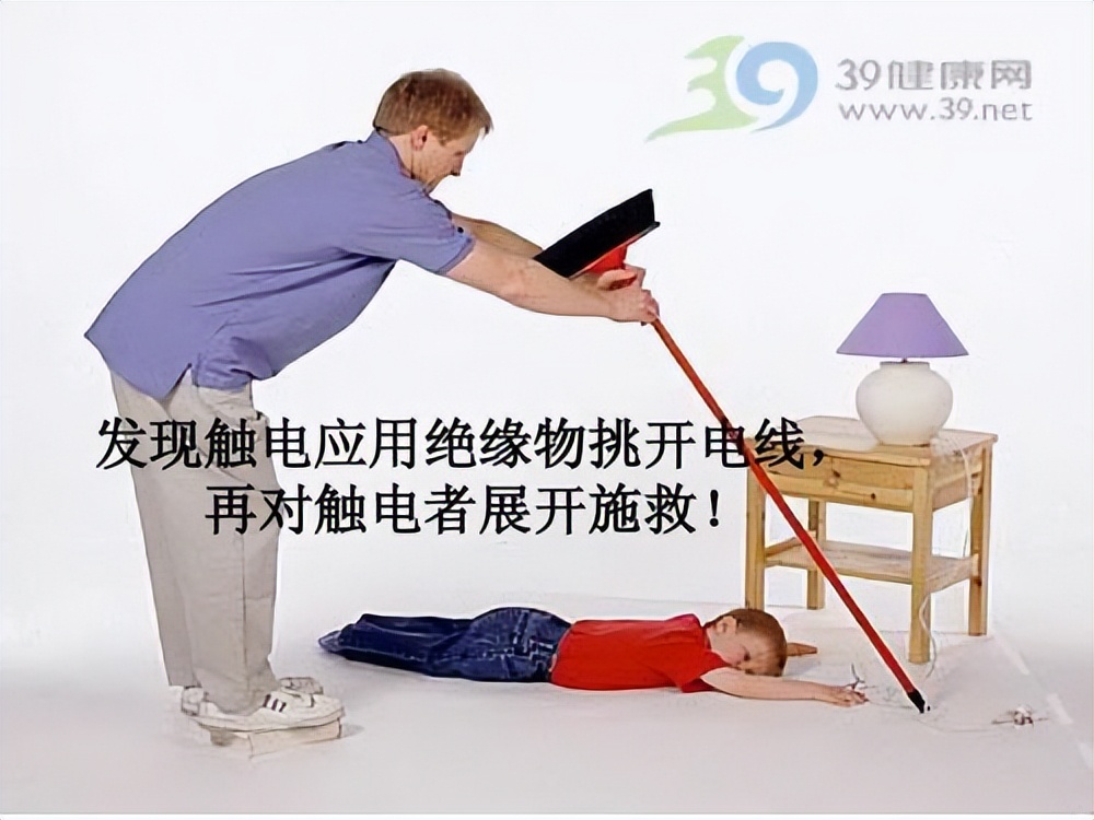 人在高压线下触电应该怎么走,高压线掉地上多少米会使人触电