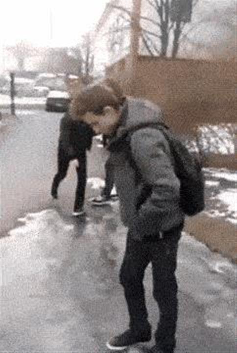 老弟儿!你的衣服可真够任性的,还好你不认识中文,尴尬死了!