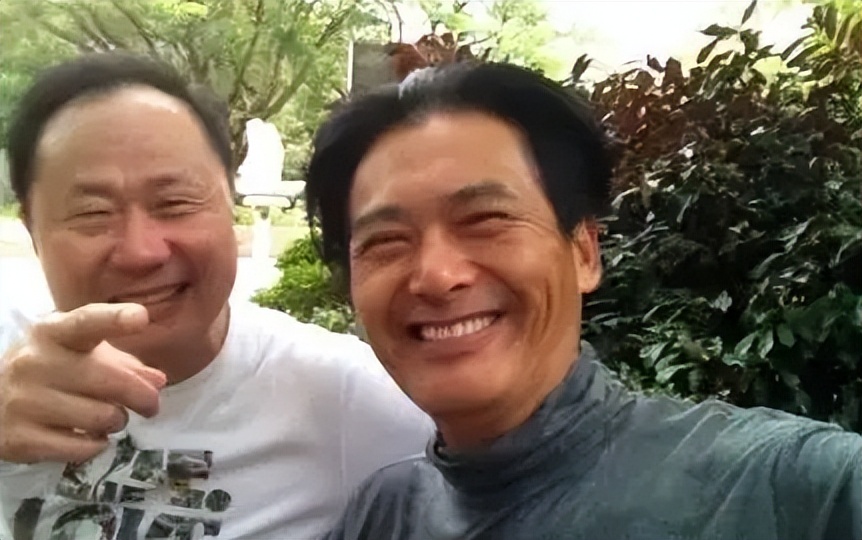 昔日爆红组合街头卖唱,曾经红极一时现在却卖唱的歌手