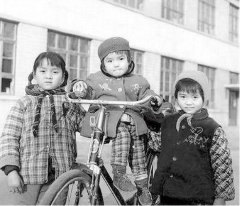 朱迅一家三口照顾瘫痪公公,朱迅和丈夫吃饭