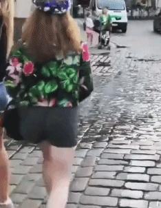 “姑娘你不能挡一下那里么？那东西让人看了很难为情”哈哈哈