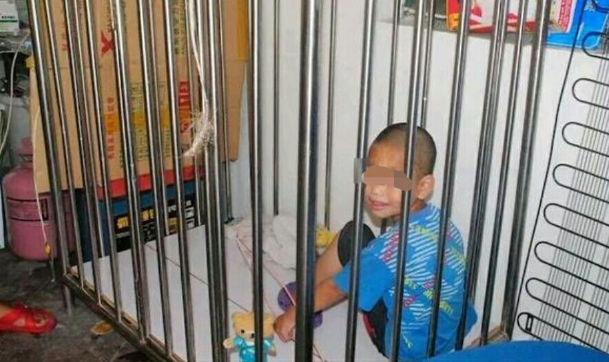 儿子癫痫烧坏脑子,河南母亲关铁笼喂养,不敢开门,46年后解脱了