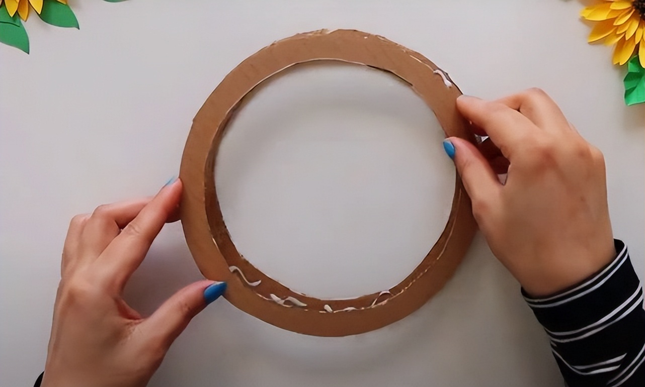 一款适合挂墙上的向日葵纸花