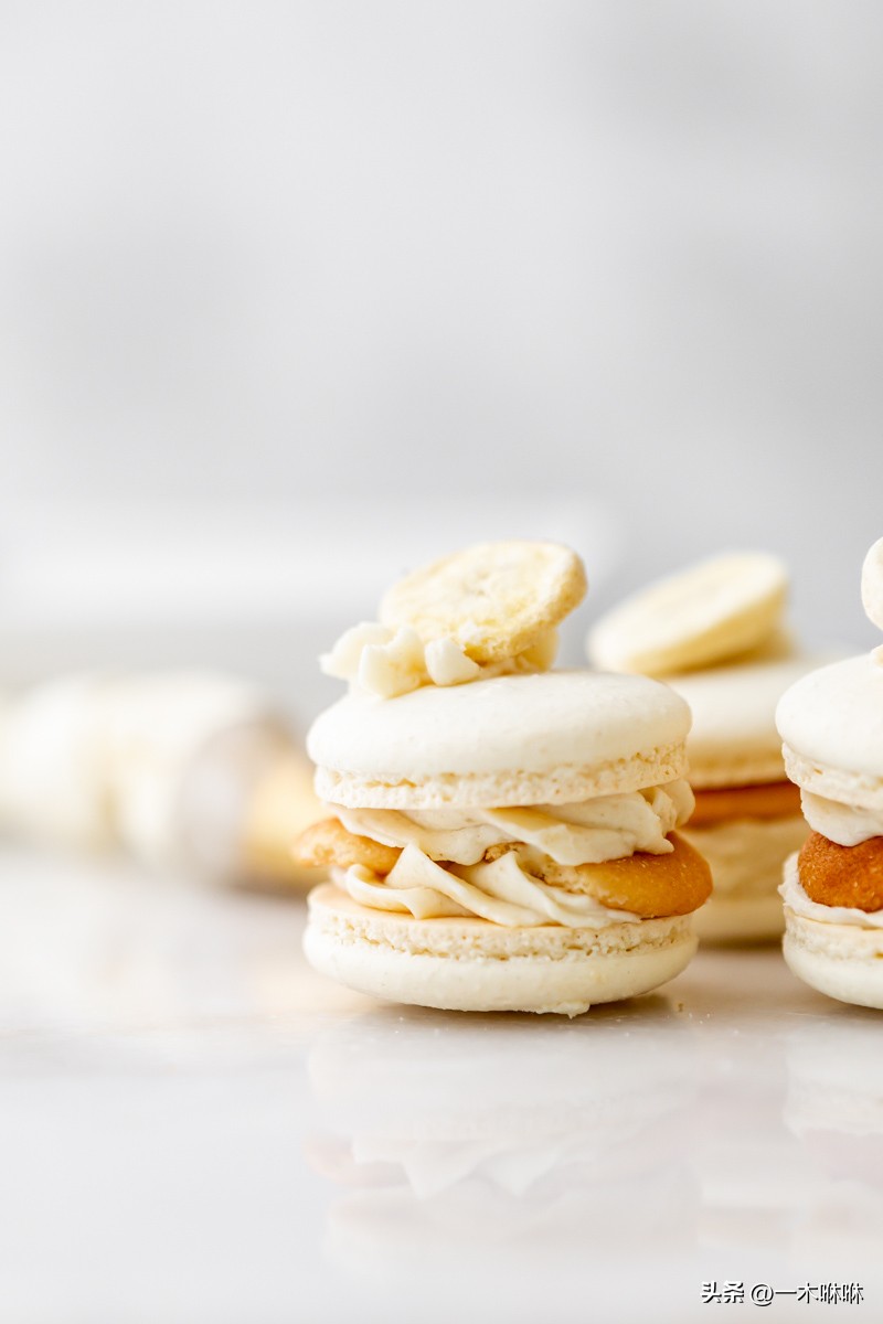 香蕉布丁风味法式马卡龙、香蕉布丁糖霜、尼拉威化饼和冻干香蕉